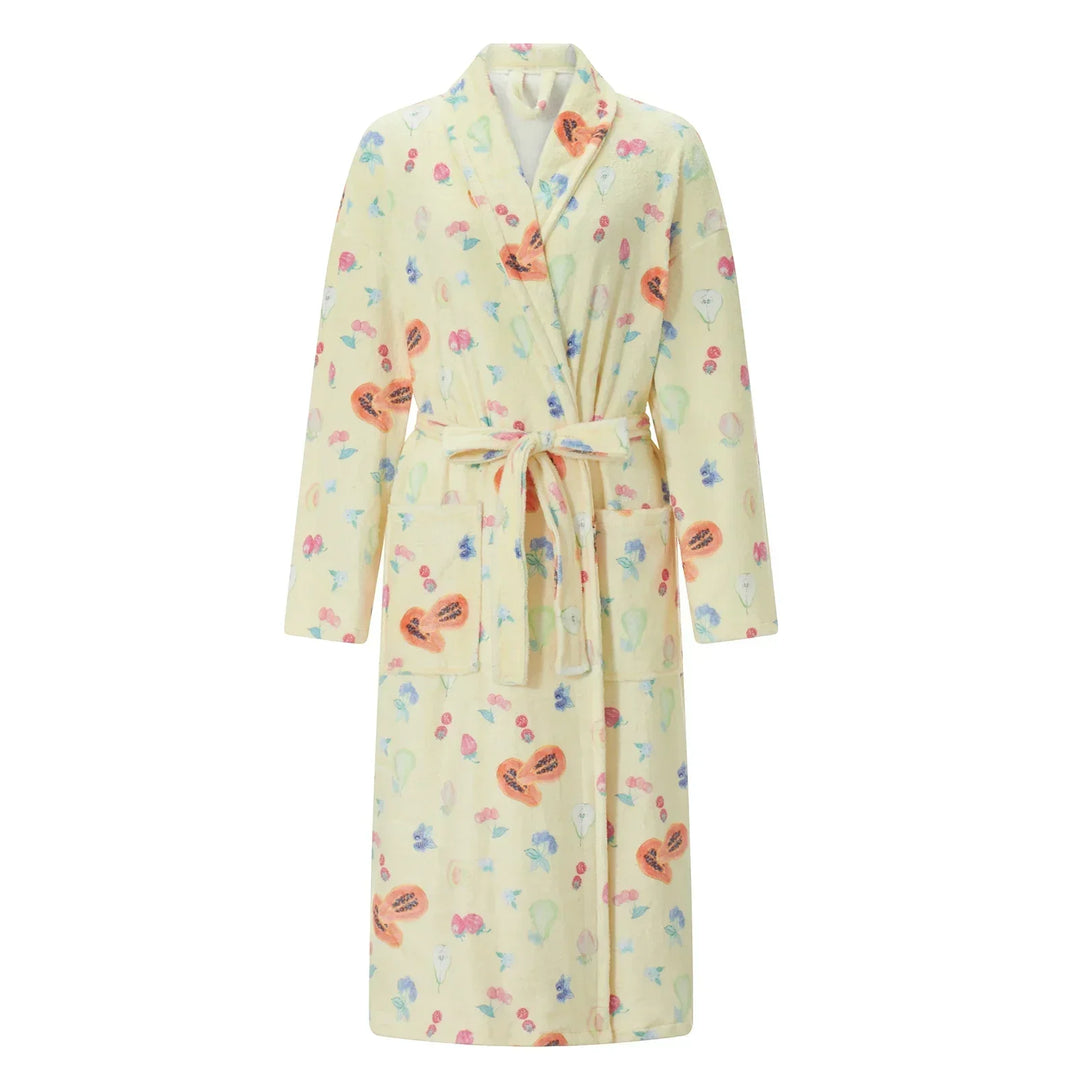 Volledige weergave van de comfortabele dames badjas met verfijnd bloemmotief. Warm en elegant voor thuis.