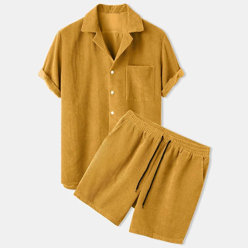 Sportieve heren zomer set: geribd poloshirt en comfortabele korte broek voor een casual look.