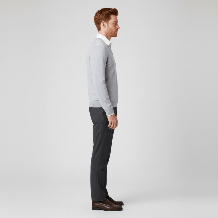 Warm en stijlvol: heren slim-fit V-hals trui, ideaal voor winterkleding en smart-casual.