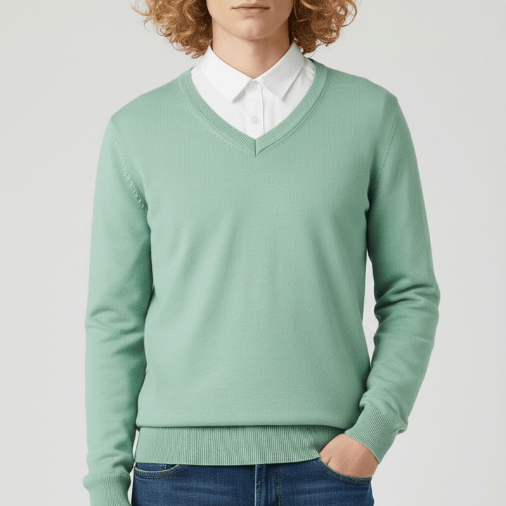 Slim-fit V-hals trui voor heren gecombineerd met een overhemd, ideaal voor laagjes.