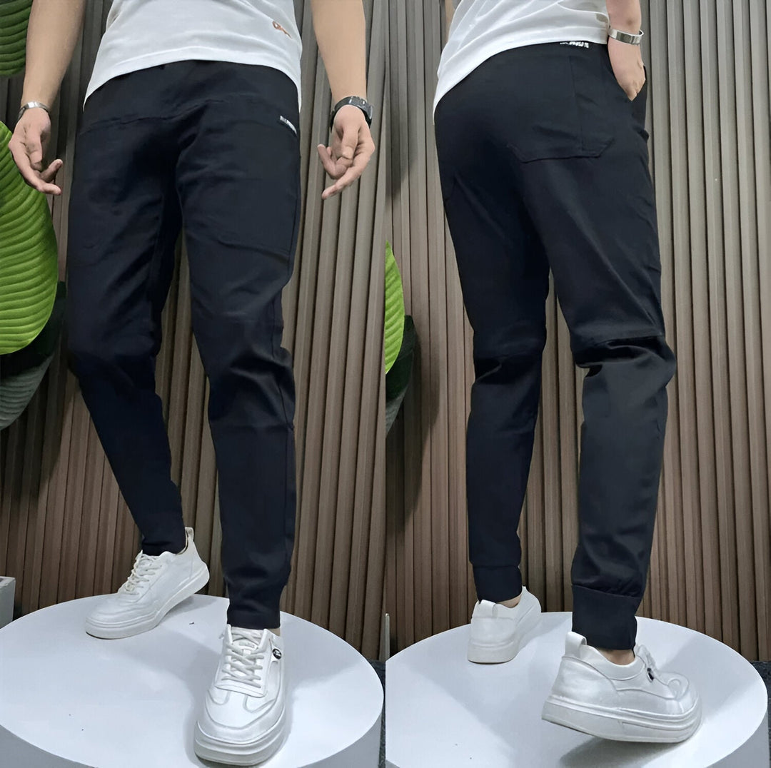 Close-up van de elastische boorden van deze modieuze heren slim fit chino, voor extra comfort en stijl.