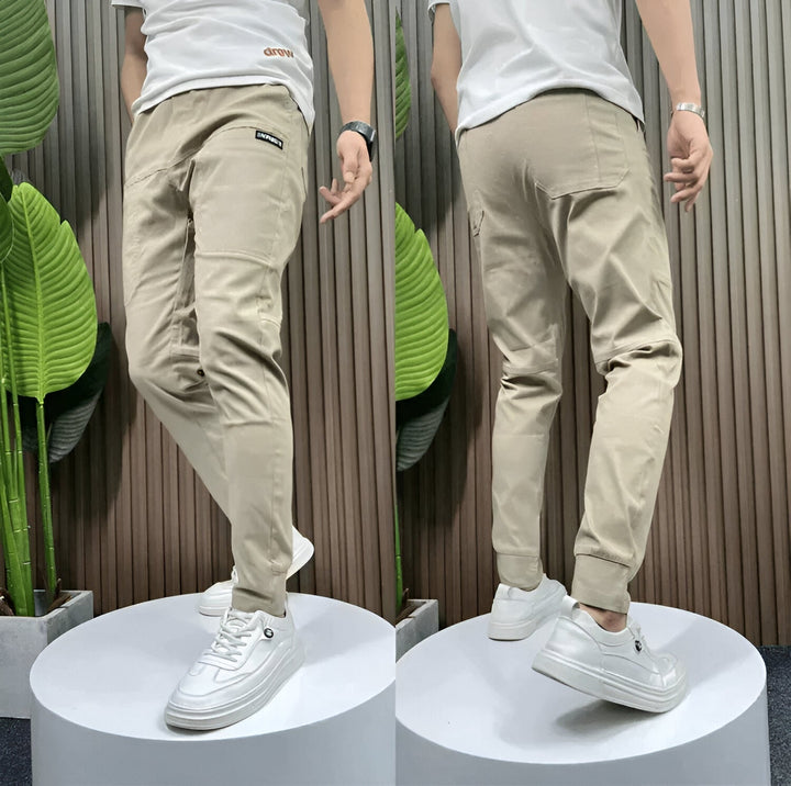 Comfortabele stretch heren chino in slim fit model met elastische boorden, perfect voor dagelijks casual dragen.