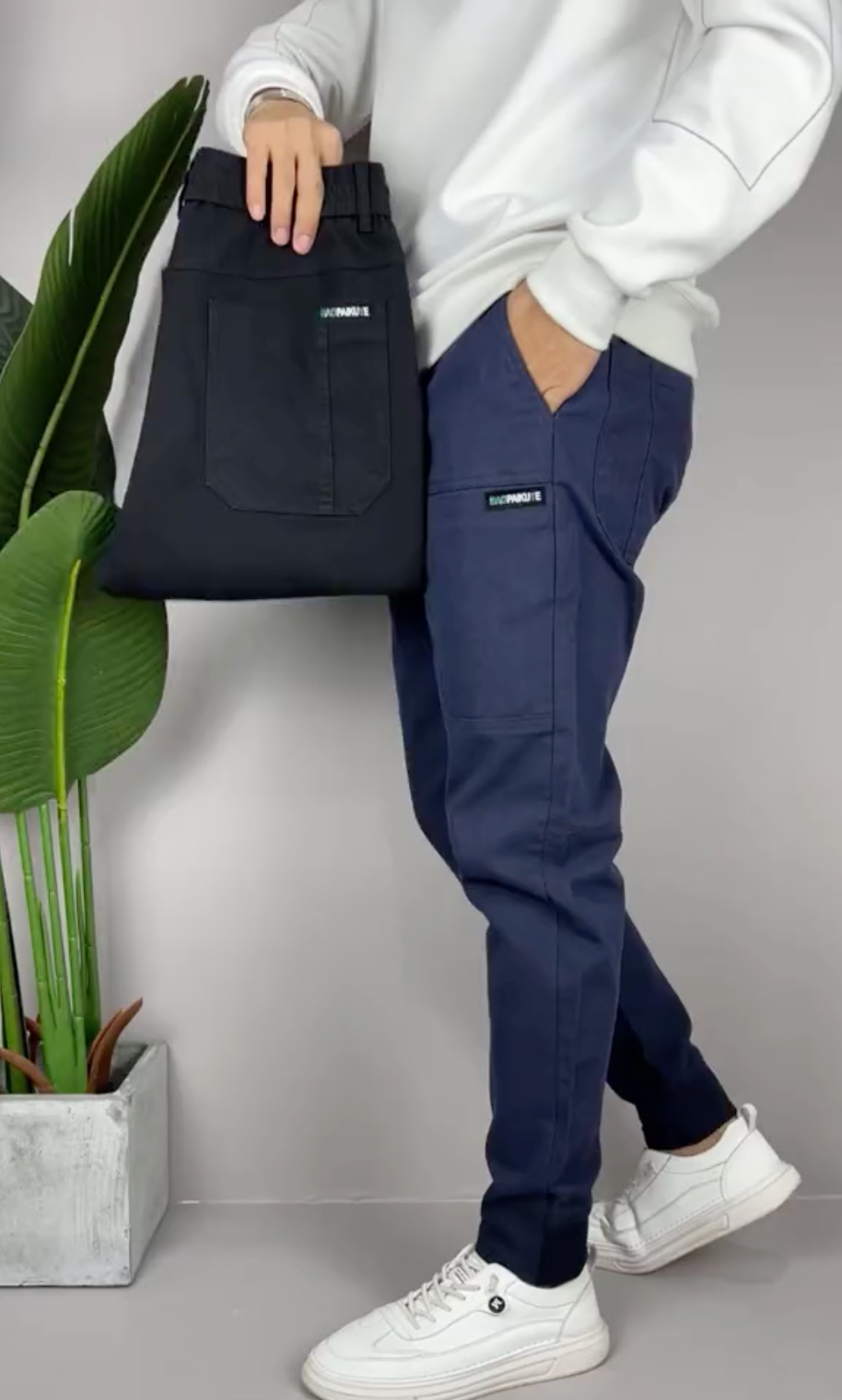 Zijaanzicht van de heren slim fit chino met taps toelopende pijpen en elastische boorden, voor een moderne look.