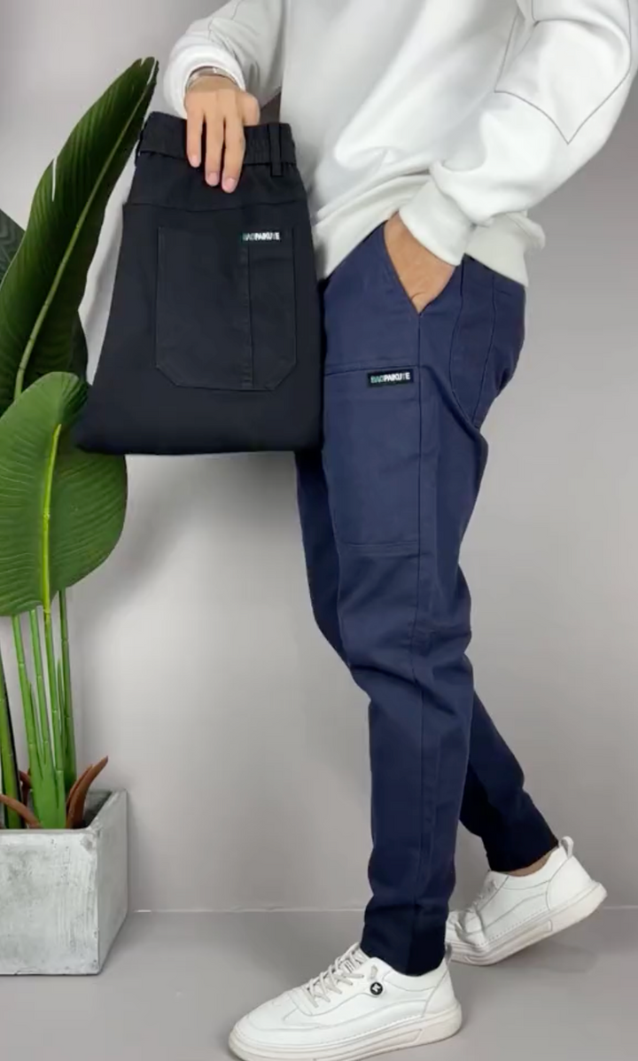 Zijaanzicht van de heren slim fit chino met taps toelopende pijpen en elastische boorden, voor een moderne look.