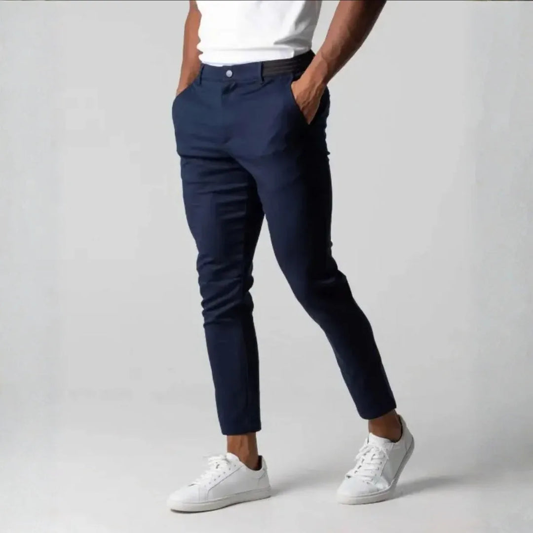 Marineblauwe heren slim fit stretch chino met taps toelopende pijpen, ideaal voor casual en smart casual looks.