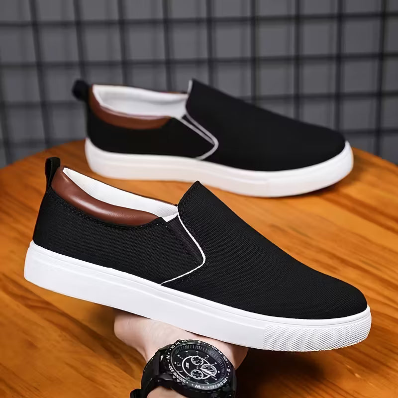 Casual heren instappers van canvas. Ademende slip-on schoenen met elastiek voor optimaal zomercomfort en gripvaste zool.