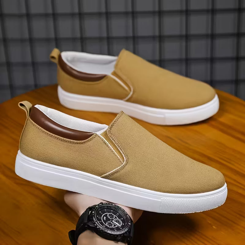 Comfortabele heren slip-on schoenen. Canvas instappers met ademende stof en elastische opening voor moeiteloos dragen.