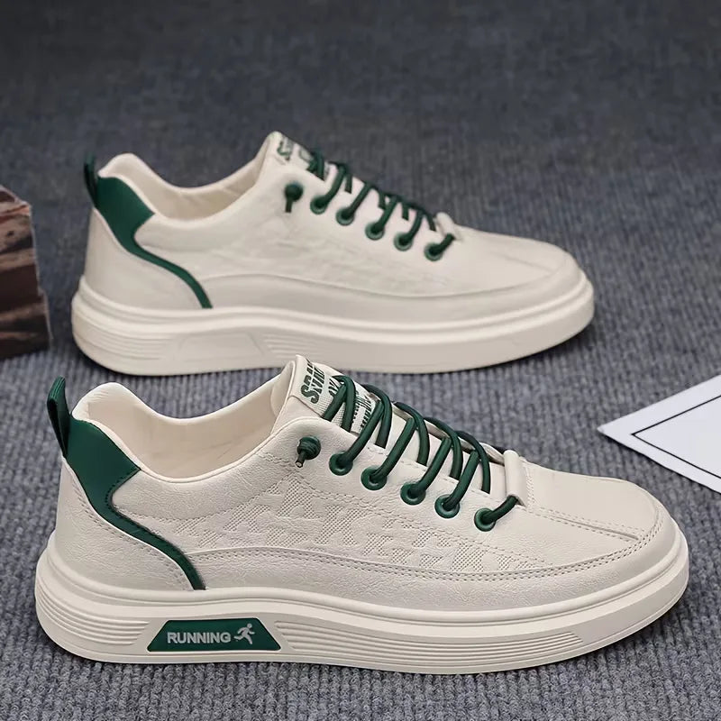 Volledig beeld van modieuze heren platform sneakers met een comfortabele, verhoogde zool.