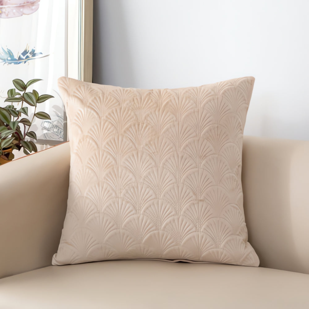 Decoratieve fluwelen kussenhoes met schelpdesign, brengt een vleugje luxe in je interieur.