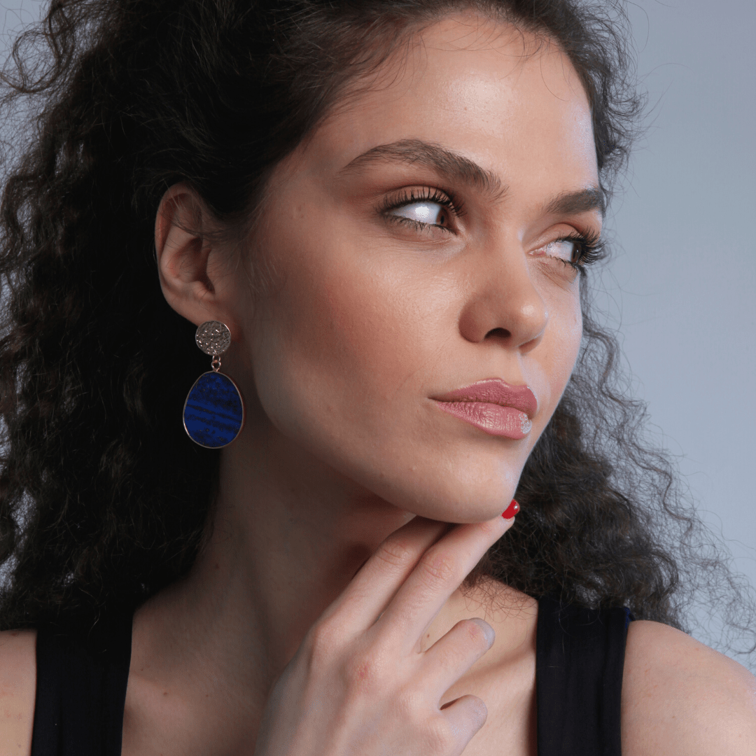 Prachtige lapis lazuli teardrop oorbellen, handgemaakt voor dames. Stijlvolle en spirituele edelsteen sieraden.