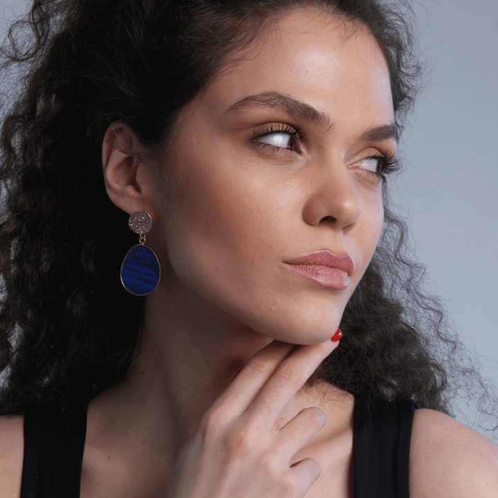 Prachtige lapis lazuli teardrop oorbellen, handgemaakt voor dames. Stijlvolle en spirituele edelsteen sieraden.