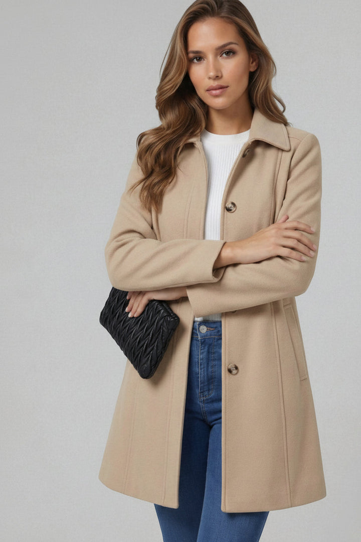 Stijlvolle dames winterjas, A-lijn model getailleerd voor een elegante en praktische look.