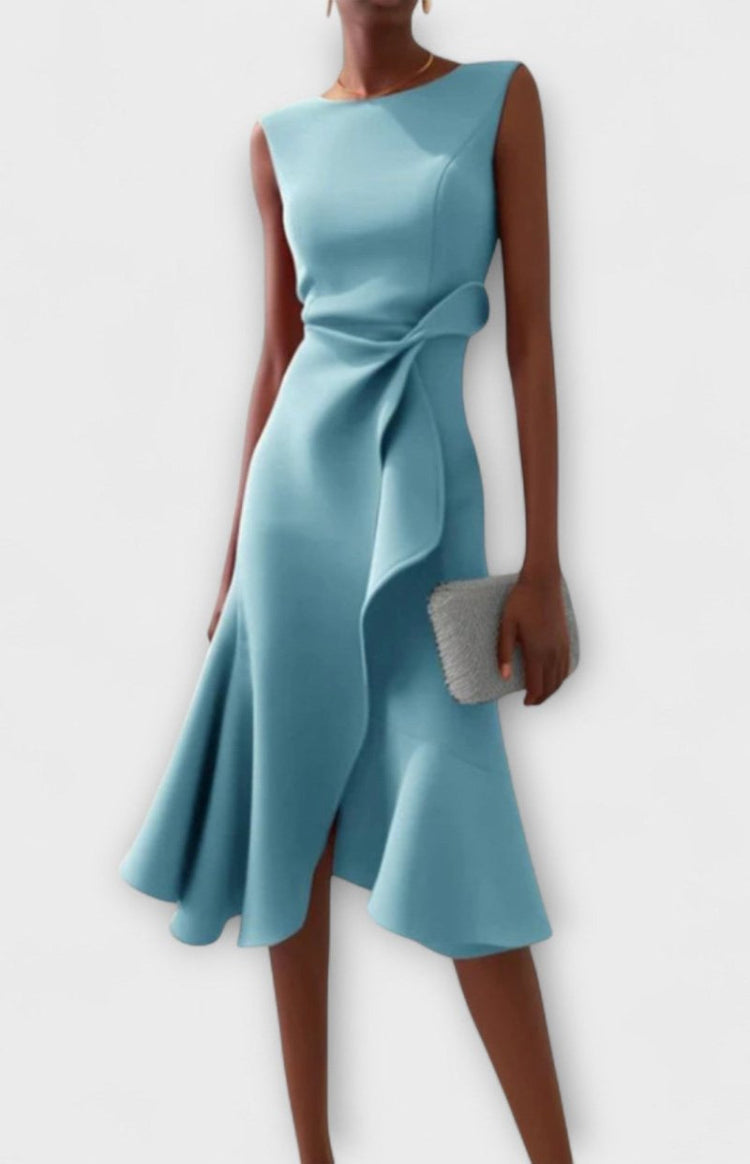 Mouwloze getailleerde cocktailjurk Zoe met sierlijke plooien; een tijdloze en elegante keuze.
