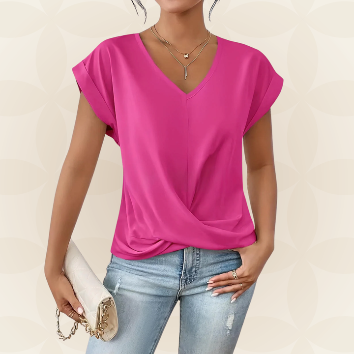 Dames top met V-hals en gedrapeerd detail. Makkelijk te combineren elegante of casual lente/zomer top.