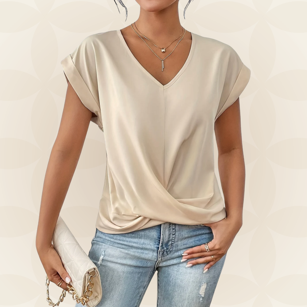 Losvallende dames V-hals top met gedrapeerd detail. Comfortabele chique korte mouw top.