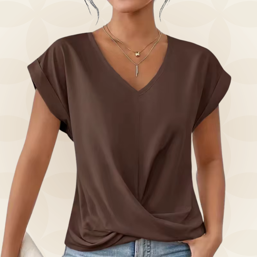 Elegante dames V-hals top met subtiel gedrapeerd detail. Veelzijdige lente top voor elke gelegenheid.