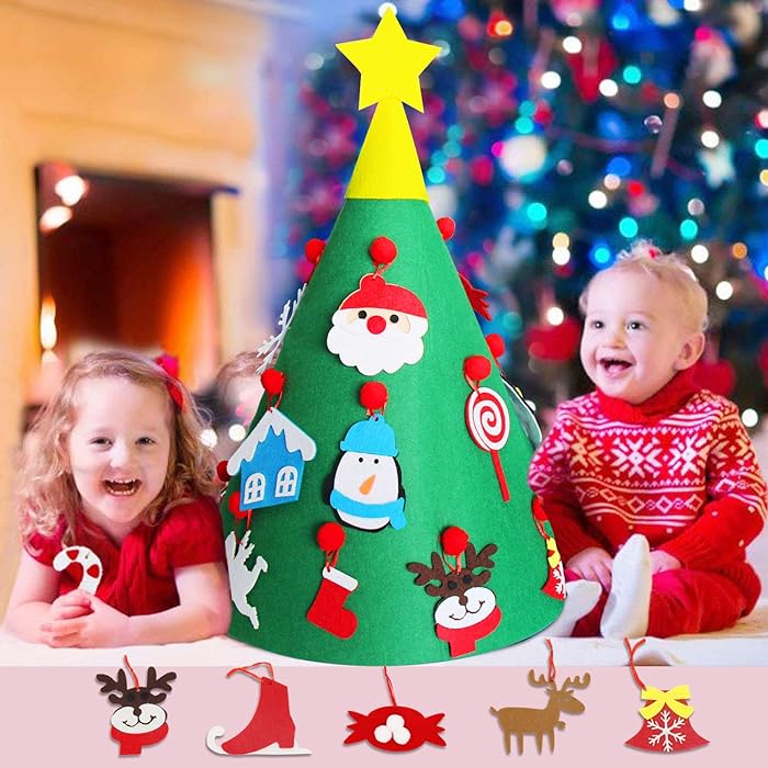 Blij kind decoreert interactieve vilten kerstboom met 30 kleurrijke vilten decoraties, perfect voor kinderkamer.