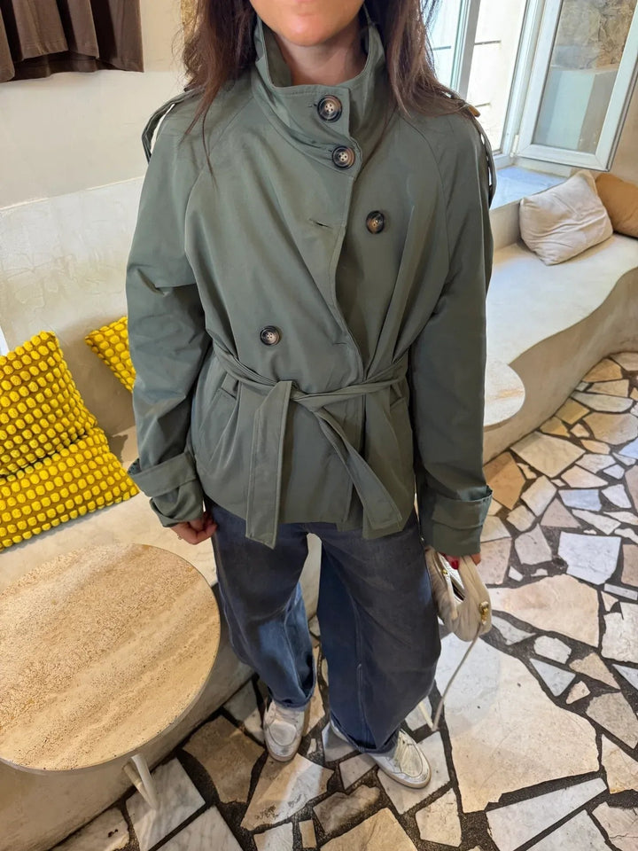 Stijlvolle beige dames trenchcoat, getailleerd, waterafstotend en klassiek design voor alle seizoenen.