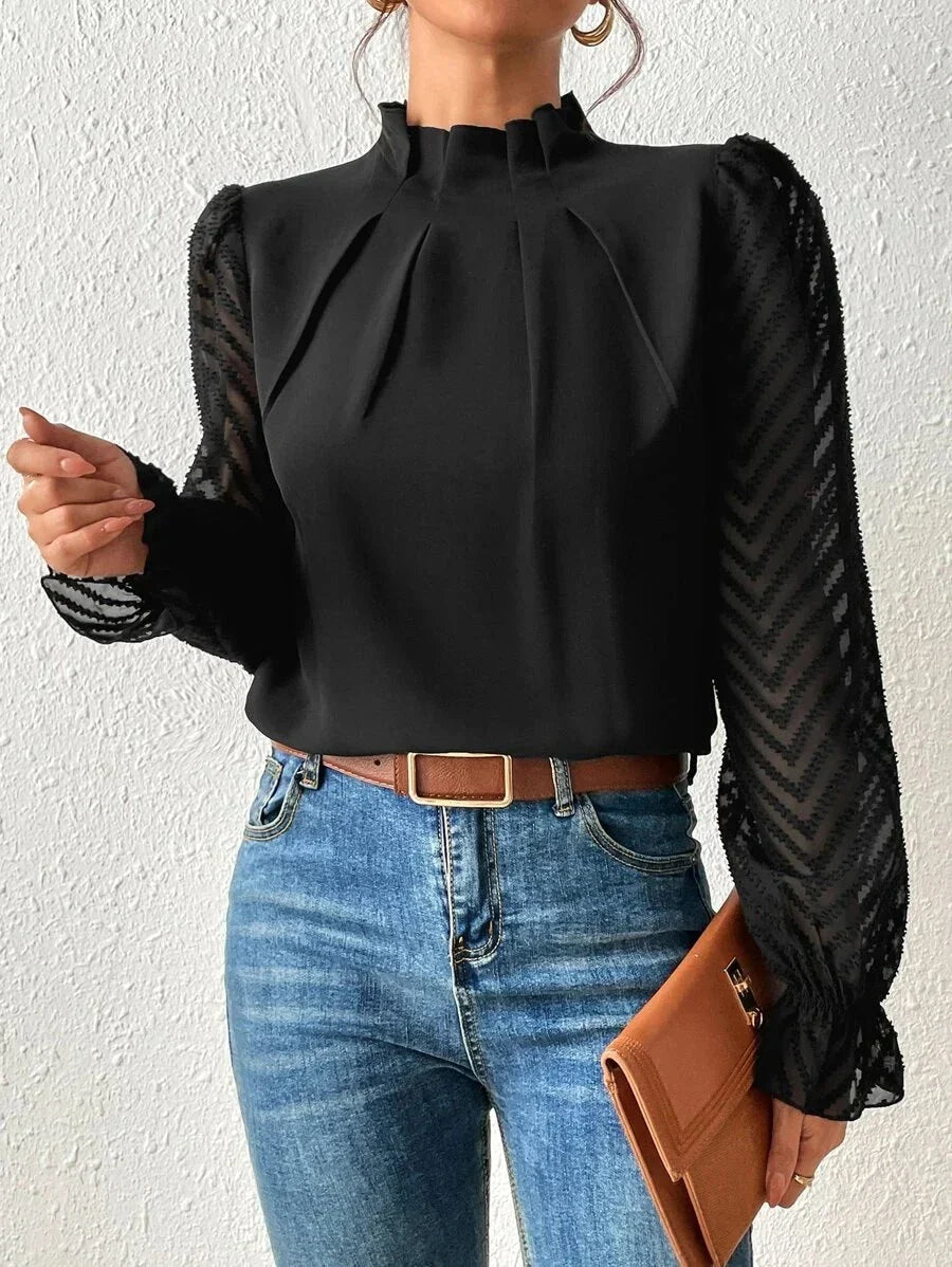 Comfortabele dames top met opstaande hals en subtiele plooien, ideaal voor zowel zakelijk als casual.