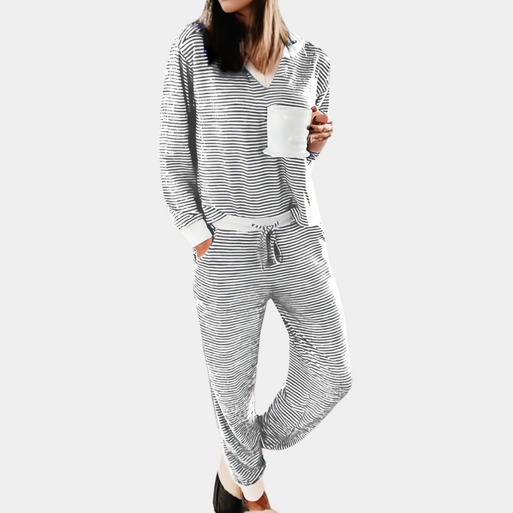 Zacht gestreepte dames pyjamaset, Celeste model, perfecte klassieke nachtkleding voor ontspanning en comfort.