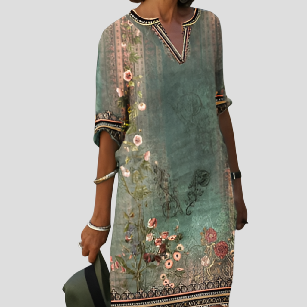 Elegante dames zomerjurk met vrolijke bloemen en ruches; een moeiteloze en comfortabele bohemian look.