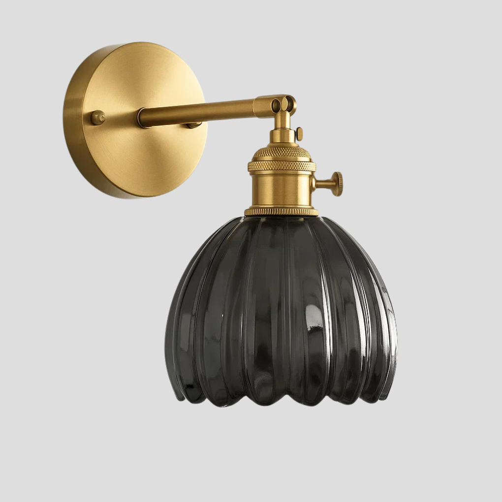 Decoratieve wandlamp met uniek tulpvormig glas en retro afwerking voor stijlvolle verlichting.