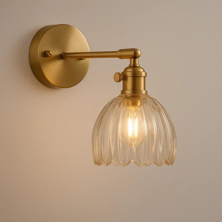Retro wandlamp met tulp glas, ideaal voor sfeervolle interieurverlichting en accentverlichting.