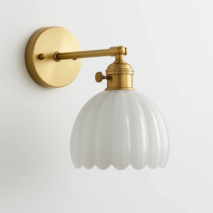 Stijlvolle retro wandlamp met tulp glas. Voegt klassiek design toe aan hal, woon- of slaapkamer.