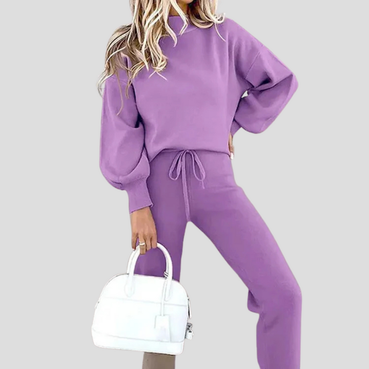 Achteraanzicht van het complete dames relaxed-fit trainingspak, comfortabele tweedelige set.