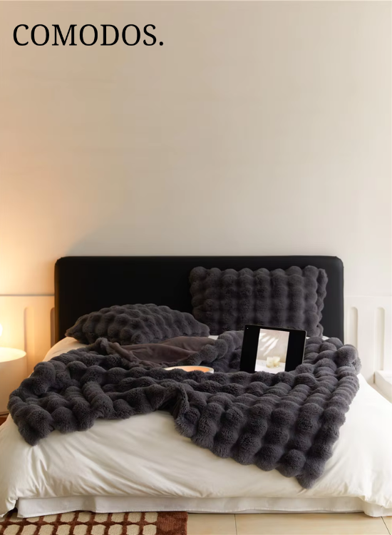 CloudCozy deken: een zacht, comfortabel plaid van imitatiebont voor ontspanning in woon- of slaapkamer.