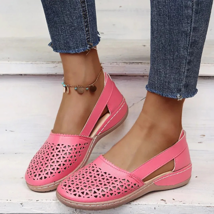 Vooraanzicht van chique dames instapschoenen met een verfijnde metallic glans.