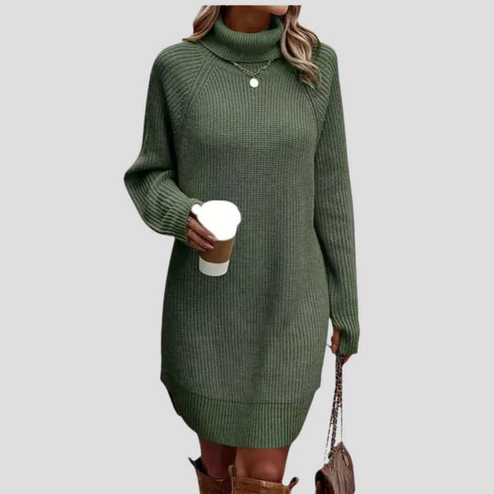 Modieus geklede vrouw in stijlvolle gebreide midi jurk. Comfortabele en elegante damesjurk voor dag & avond.