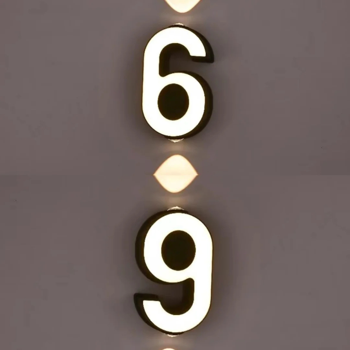 Detailopname van de duurzame constructie van een modern LED huisnummer, bestand tegen alle weersomstandigheden.