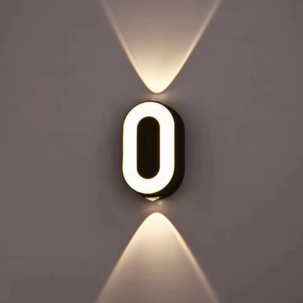 Functionele buitenverlichting: een duidelijk verlicht huisnummer '42' met energiezuinige LED technologie.