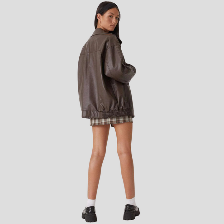 Zwart relaxed-fit damesjack van zacht imitatieleer, comfortabele bovenkleding voor een casual look.
