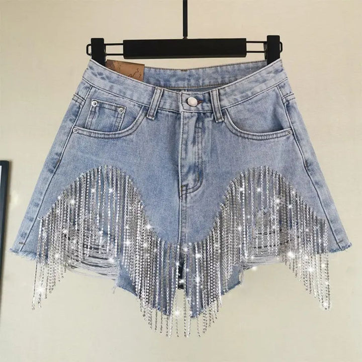 Veelzijdige roze denim shorts voor dames met subtiele diamanten en trendy scheuren, geschikt voor diverse zomerlooks.