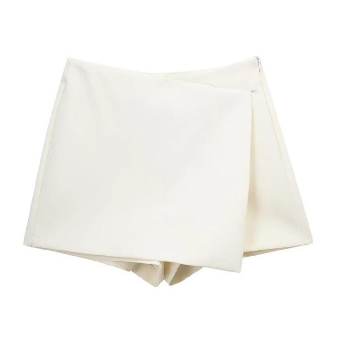 Modieuze dames skort met asymmetrisch design, ideaal voor een trendy lente look.