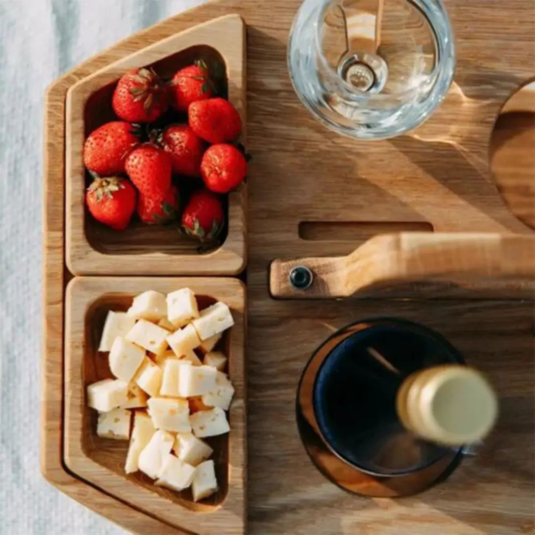 Stijlvolle opvouwbare houten wijntafel met wijnglashouders, perfect voor buitenleven en terras.