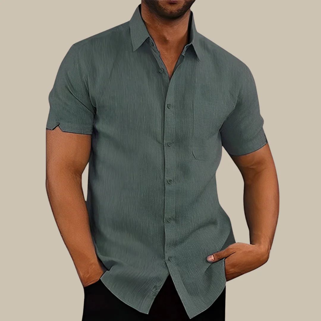 Modieus herenoverhemd met korte mouwen, ideaal voor de zomer. Casual slim fit design met knoopsluiting.