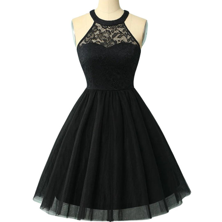 Champagne kleurige dames galajurk met elegante halterhals, ideaal voor een chique event.