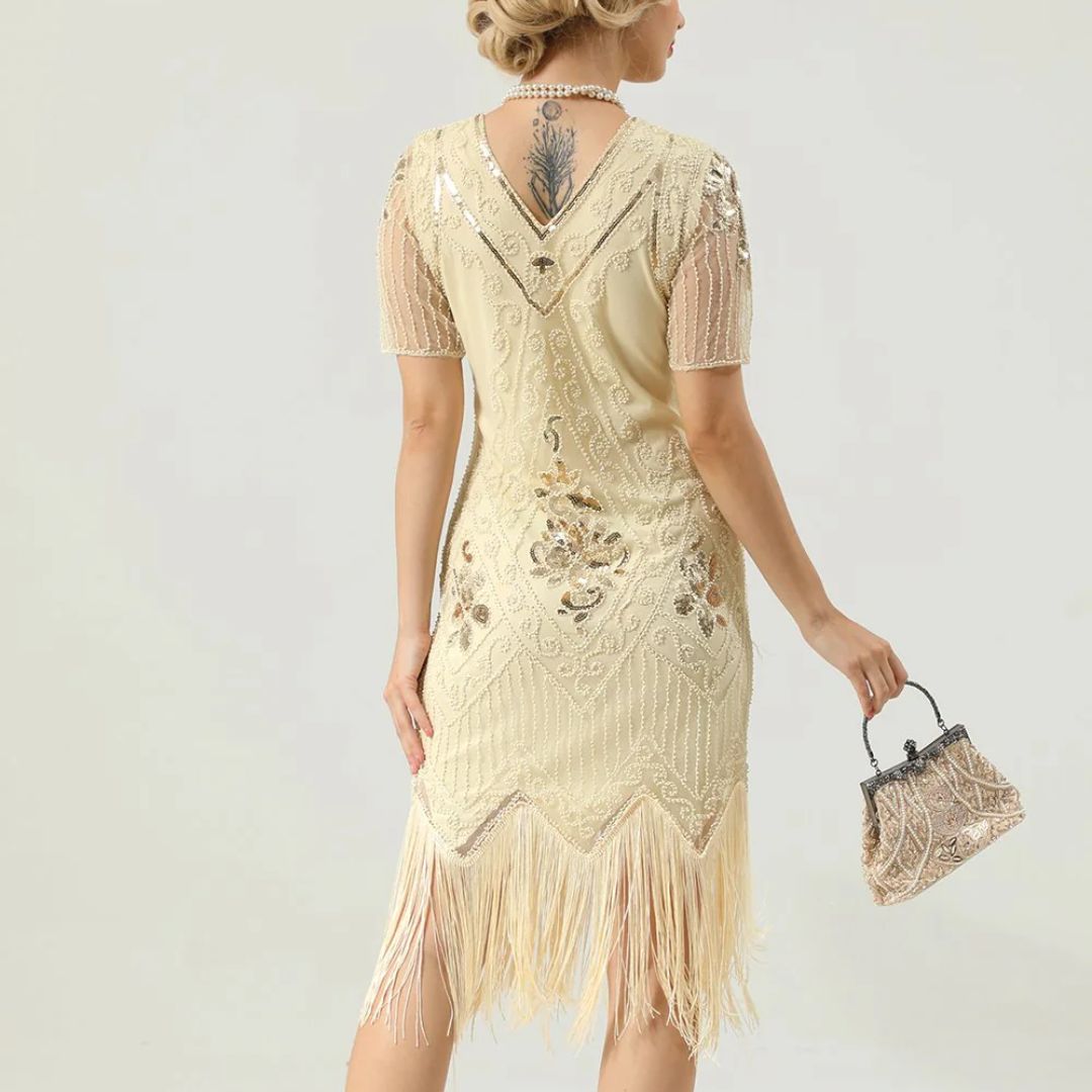 Sierlijke beweging van de rode vintage feestjurk Aimee, benadrukt de elegante retro stijl voor dames.