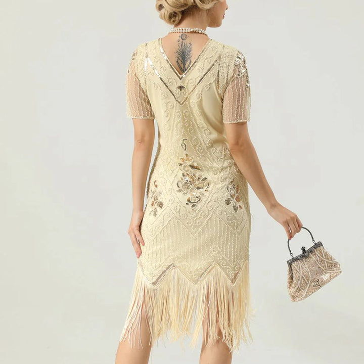 Sierlijke beweging van de rode vintage feestjurk Aimee, benadrukt de elegante retro stijl voor dames.