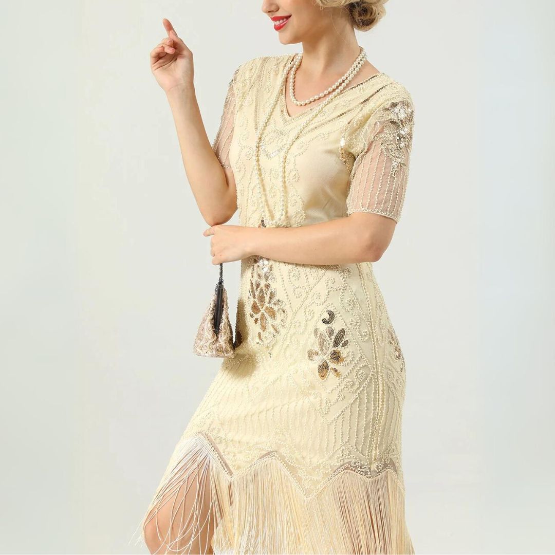 Model toont de stijlvolle rode vintage jurk Aimee, een feestjurk met retro jaren '20 flair.