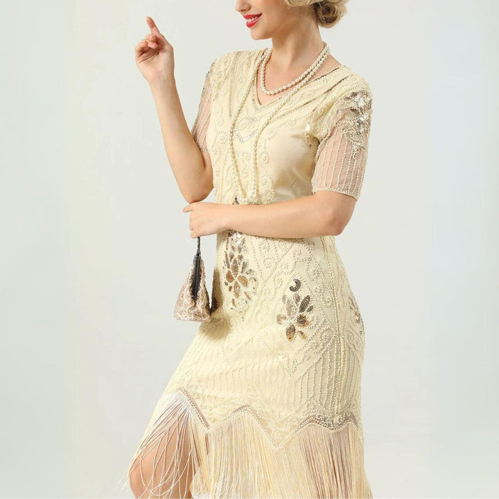 Model toont de stijlvolle rode vintage jurk Aimee, een feestjurk met retro jaren '20 flair.