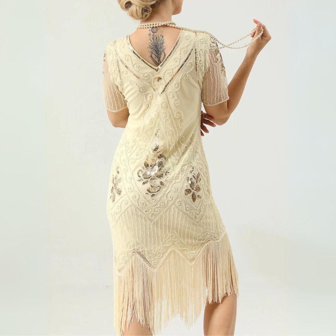 Gedetailleerde halslijn van de rode vintage Aimee jurk, een elegante dames avondjurk in jaren '20 stijl.