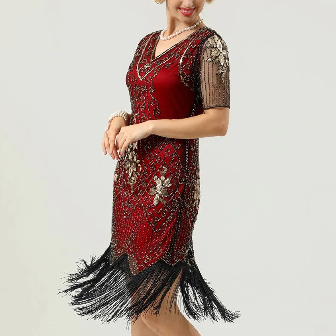 Achteraanzicht van de elegante rode Aimee damesjurk, perfect als vintage avondjurk voor speciale momenten.