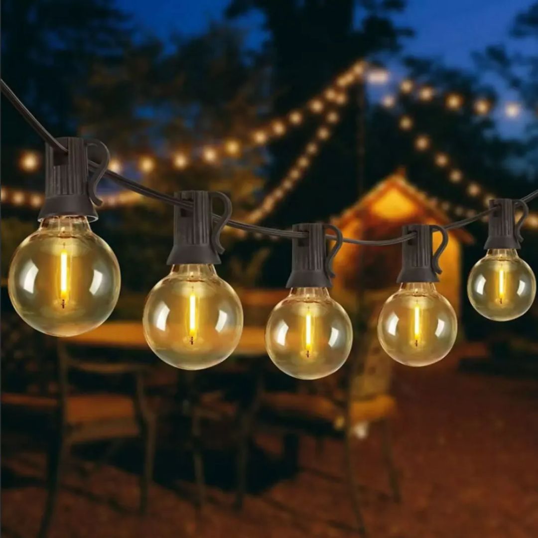 Romantische LED lichtslinger op zonne-energie. Perfecte sfeerverlichting voor tuin en terras.