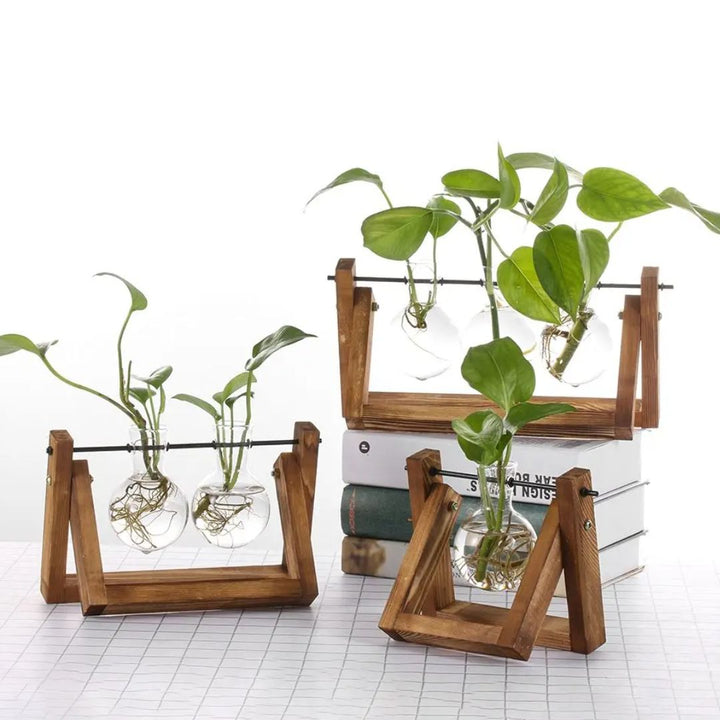 Detailopname van de hydroponische bloempot met houten tray. Modern en functioneel design voor je planten.