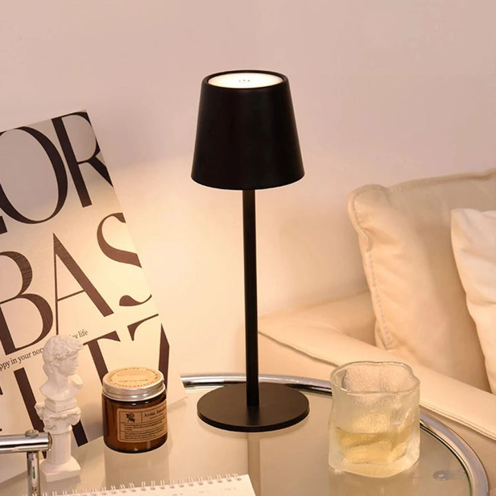 Stijlvolle Caroline USB-LED bureaulamp, oplaadbaar, draadloos, met moderne uitstraling.