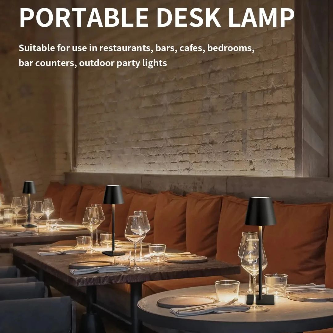 Zwarte Caroline oplaadbare LED bureaulamp, USB gevoed, modern design voor kantoor en thuis.
